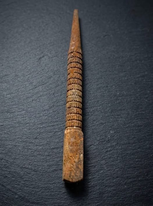 The Small Workshop Tool That Defined Generations: Why the Vintage Nail Punch Still Matters Today…